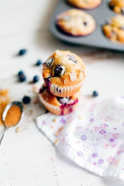 Hausgemachte Blaubeermuffins mit Mandel- und Haferbelag — Stockfoto