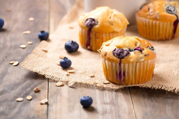 Zelfgemaakte blueberry muffins op een rustieke tafel — Stockfoto