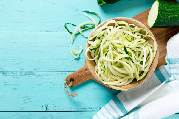 RAW zucchini nudlar i en skål — Stockfoto
