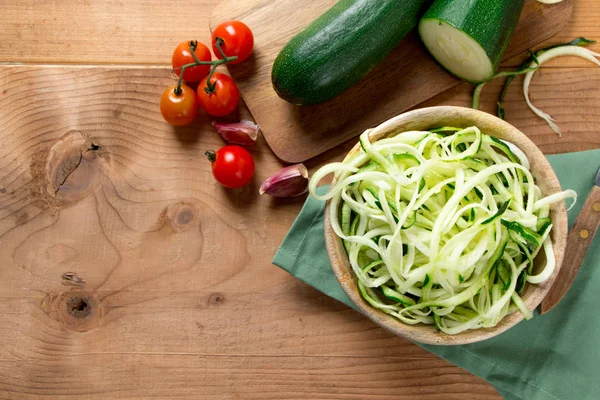Macarrão de abobrinha cru para uma salada saudável — Fotografia de Stock