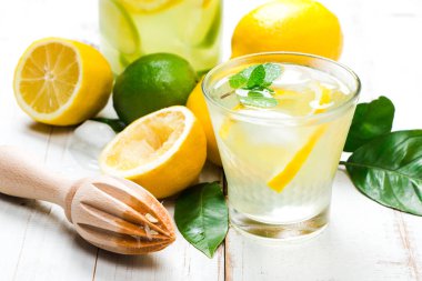 Beyaz ahşap masa üzerinde rayba ile ev yapımı limonata