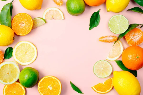 Цитрусовые фрукты рамка на розовом фоне — стоковое фото