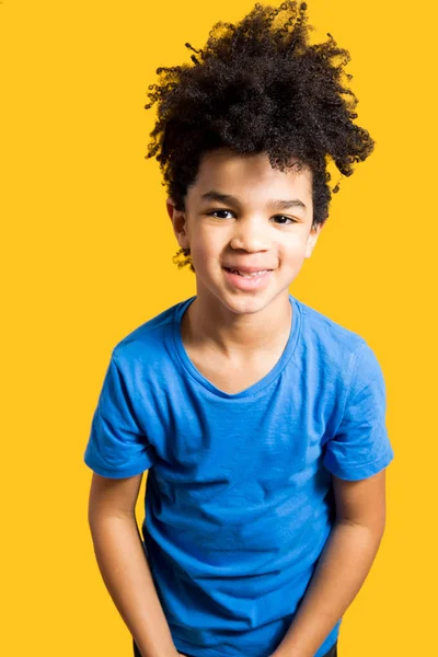 Glücklicher kleiner Junge lächelt vor gelbem Hintergrund — Stockfoto