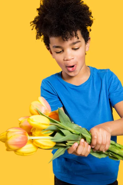 Lustiger kleiner Junge mit Blumen — Stockfoto