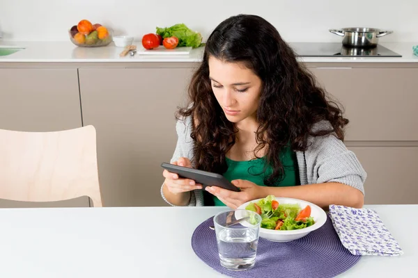Counting calories with an app — Stock Photo, Image