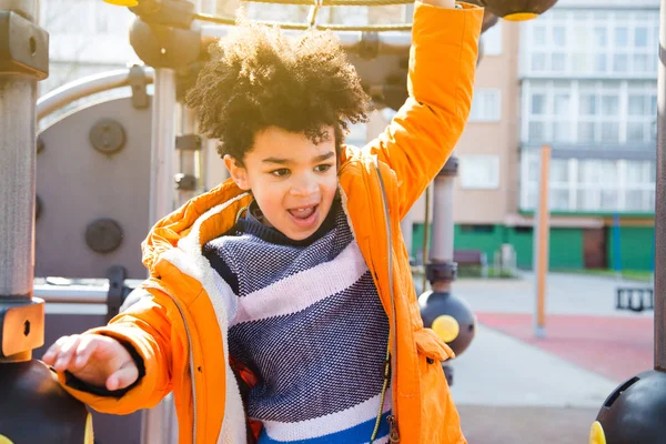 Fröhlicher kleiner Junge hat Spaß auf dem Spielplatz — Stockfoto