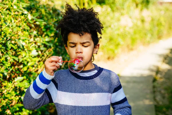 Niedlicher kleiner Junge bläst Blasen im Freien — Stockfoto