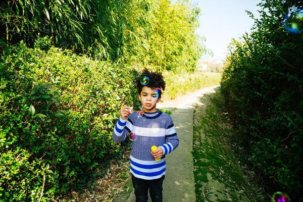 Parkta baloncuklar çıkaran sevimli küçük çocuk. — Stok fotoğraf