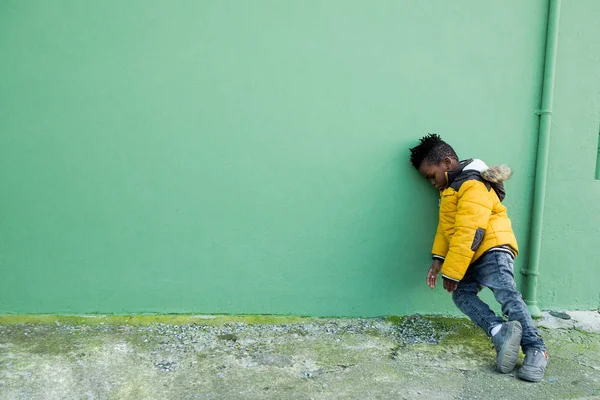 Yorgun ve bıkkın küçük çocuk sokakta — Stok fotoğraf