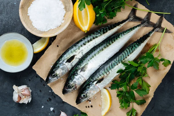 Свежая рыба макрель с ингредиентами для приготовления пищи — стоковое фото