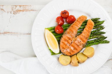 Yeşil kuşkonmaz, kiraz domates ve patates ile ızgara somon