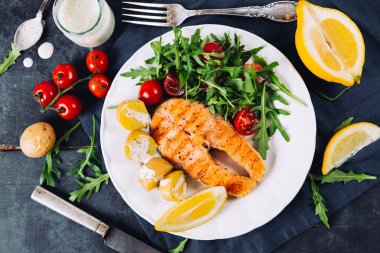 Roka ve kiraz domates salatası ve patates ile ızgara somon