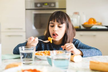 Yemek vakti makarna ile