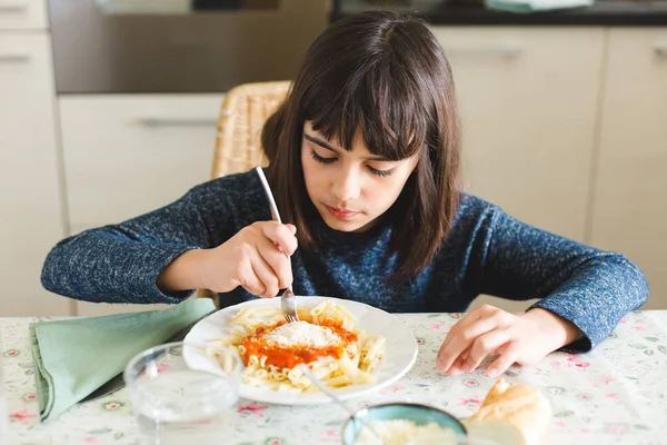 Kleines Mädchen isst Makkaroni — Stockfoto