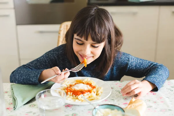 Menina Bonito Feliz Comer Macarrão Com Molho Tomate Queijo Cozinha — Fotografia de Stock