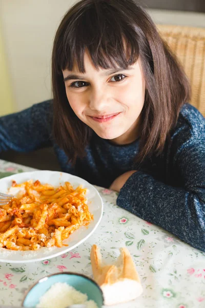 Feliz niña disfrutando de la pasta — Foto de Stock