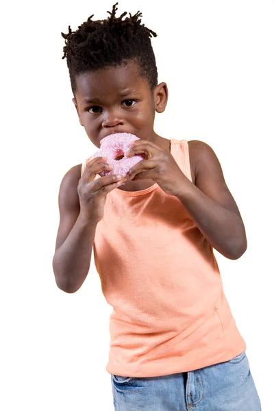 Söt liten pojke äter donut — Stockfoto