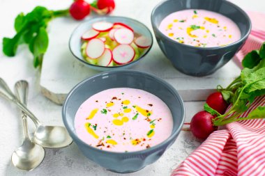 Soğuk turp, salatalık ve yoğurt çorbası