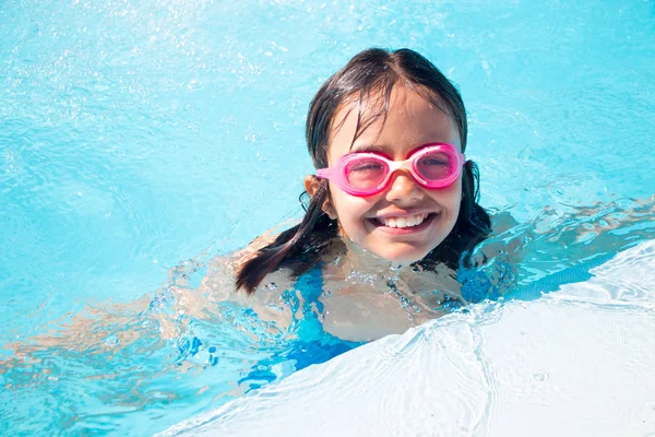 Lustiges kleines Mädchen schwimmt im Pool — Stockfoto