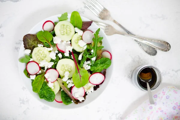 Salade mixte avec feuilles de bébé, radis, concombre et fromage feta — Photo