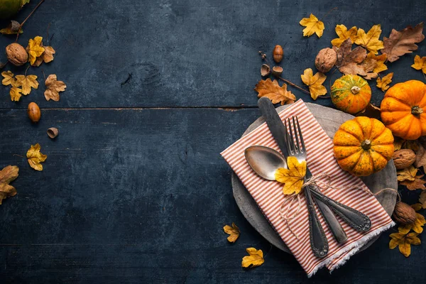 Thanksgiving background with cutlery, pumpkins and dry leaves — Stock Photo, Image