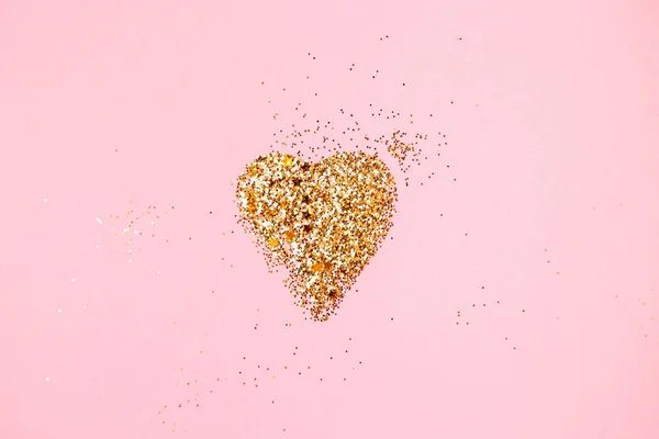 Golden glitter love heart op een roze achtergrond — Stockfoto