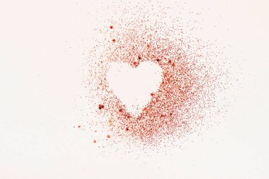 Beyaz arka planda kırmızı parıldayan kalp