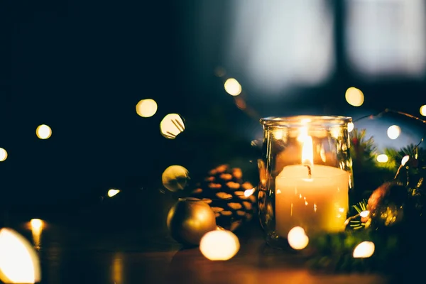 Mood natalizio a casa con candela e luci — Foto Stock