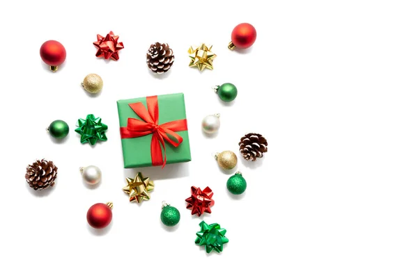 Izolowana kompozycja świąteczna z prezentem i ozdobami — Zdjęcie stockowe