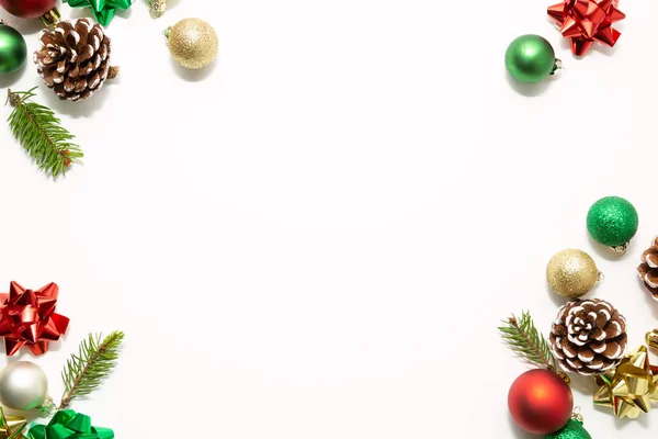 Ramka świąteczna z ozdobami izolowane na białym — Zdjęcie stockowe
