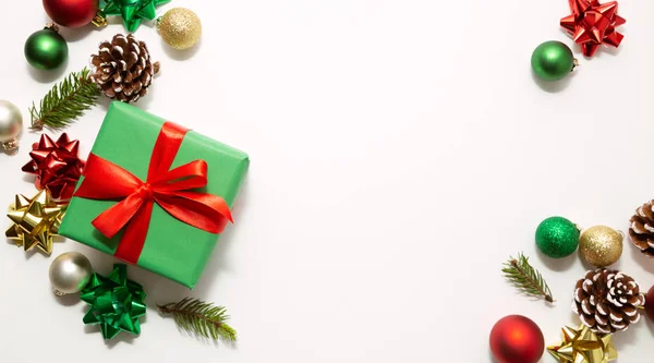 Marco de Navidad con regalo y adornos aislados en blanco — Foto de Stock