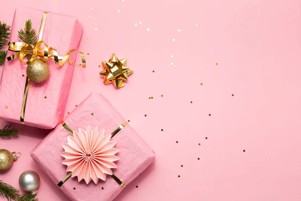 Vackra Chritmas bakgrund med gåvor och prydnader i rosa en — Stockfoto