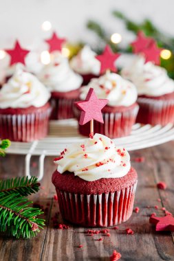  Noel kırmızı kadife kekler ve yıldız şeklinde pasta kıracağı.
