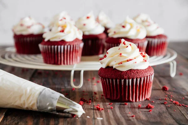 Cupcakes de veludo vermelho decoaration — Fotografia de Stock