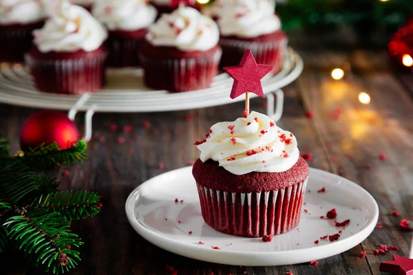 Deliciosos cupckes de veludo vermelho para o Natal — Fotografia de Stock