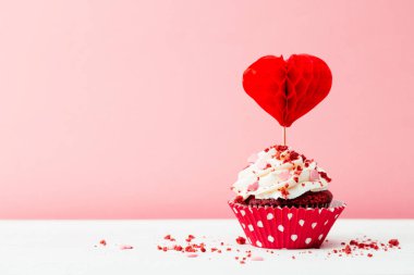 Pembe arka planda Sevgililer Günü tatlıları