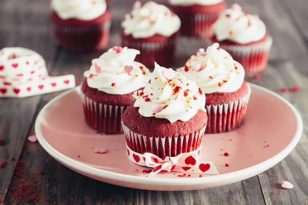 Red velvet cupcakes on a pink dish on a rustic wooden table — Stock Photo, Image