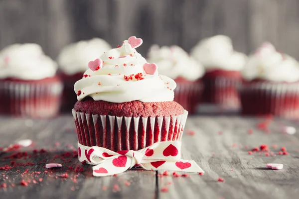 Valentines red velvet cupcakes on a rustic wooden table — Stock Photo, Image