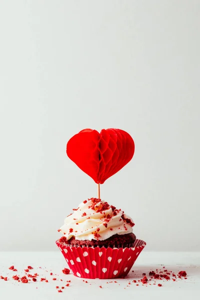Červený sametový košíček na oslavu Valentýna — Stock fotografie