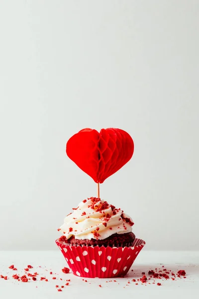 Bolo de veludo vermelho para comemorar o dia dos namorados — Fotografia de Stock