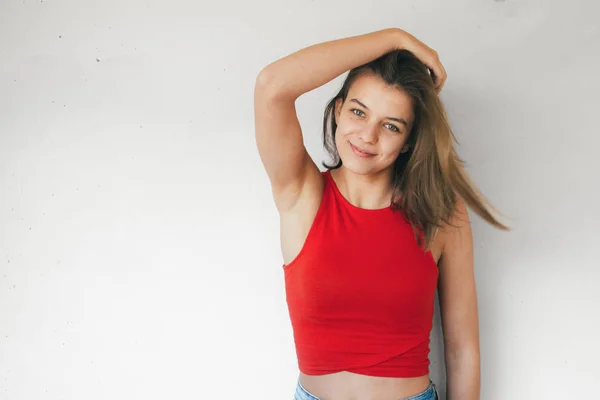 Ritratto di una bella ragazza adolescente sorridente — Foto Stock