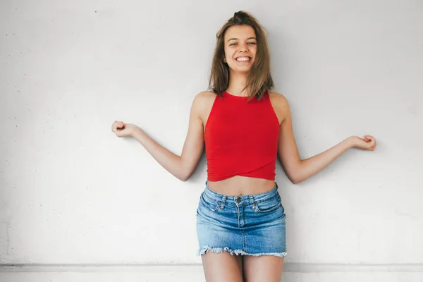 Fröhliches Teenie-Mädchen, das mit offenen Armen lacht — Stockfoto