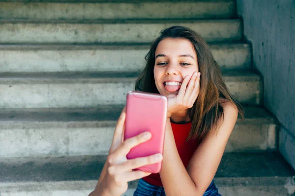 Teen ragazza attaccare fuori tonge per un selfie — Foto Stock