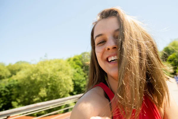 Retrato de uma jovem engraçada desfrutando do sol e do vento em — Fotografia de Stock