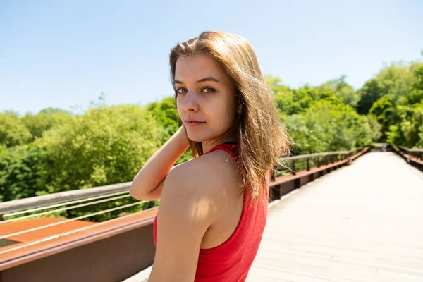 Portret van een jonge mooie vrouw op een zonnige dag — Stockfoto