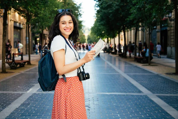 Mujer Turista Feliz Con Mochila Cámara Mapa Visitando Ciudad Sonriendo — Foto de Stock