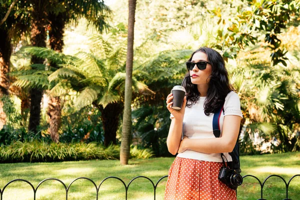 Heureuse Touriste Prenant Café Glacé Dans Parc Tout Visitant Une — Photo