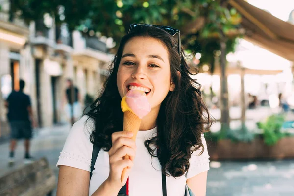 Jeune Touriste Appréciant Crème Glacée Lors Visite Une Ville Européenne — Photo