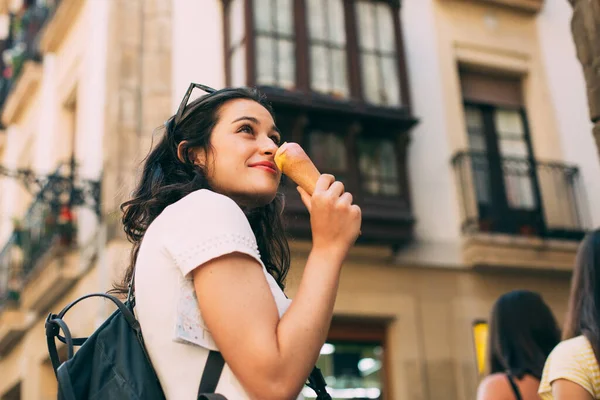 Ung Turist Kvinna Njuter Och Glass När Besöker Europeisk Stad — Stockfoto