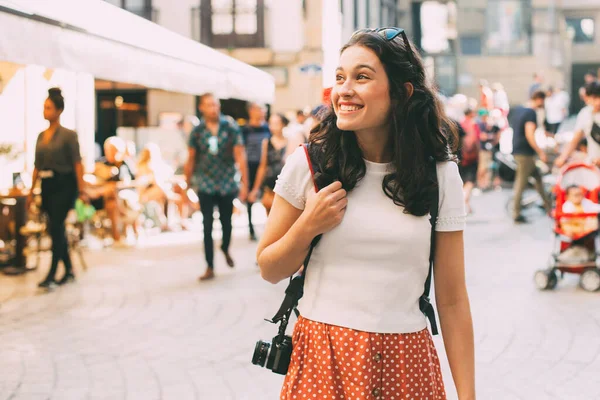ヨーロッパの街の活気ある旧市街を訪れる若い観光客の女性 — ストック写真